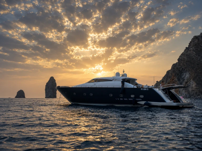 Yacht di lusso a noleggio a Poltu Quatu al miglior prezzo