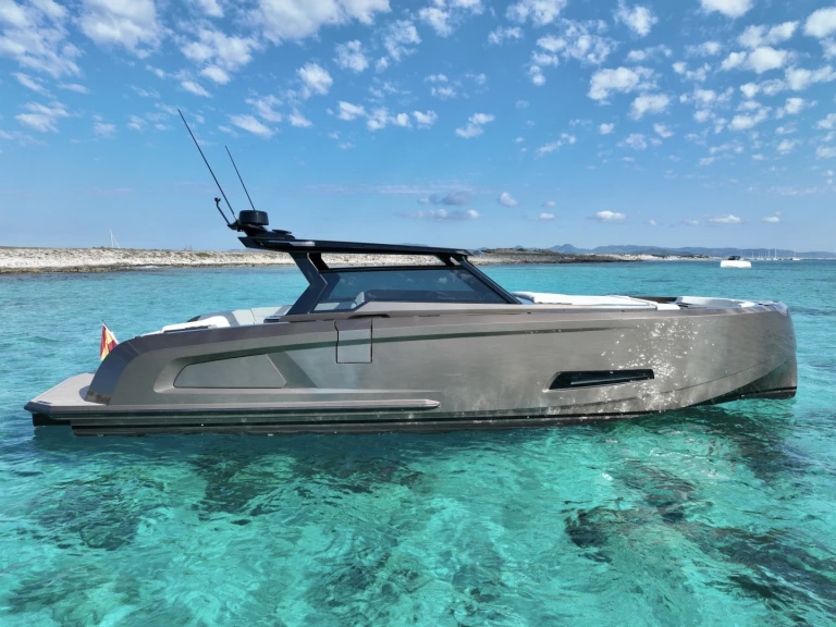 Barca a motore a noleggio a Ibiza Town al miglior prezzo