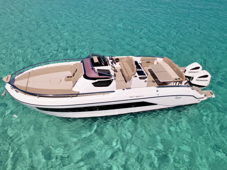 Noleggiare una Ranieri 330 LX a Ibiza Town