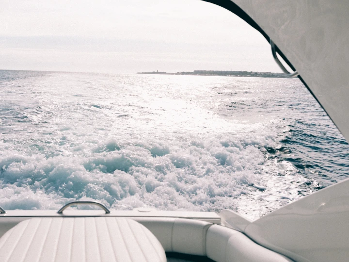 Noleggiare una Fairline Phantom 40 a Lisbona