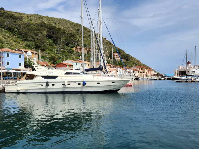 Noleggiare una Ferretti Ferretti 60 a Pisa