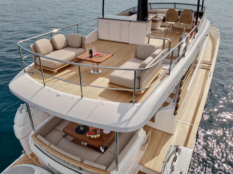 Noleggio barche Podstrana economico Azimut Magellano 66