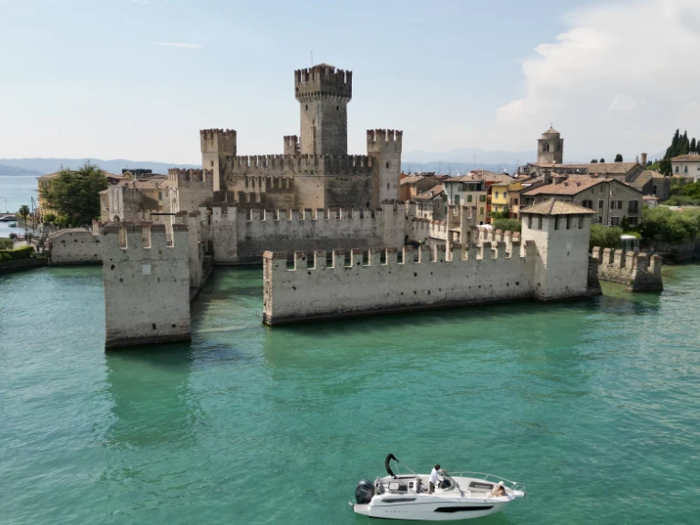 Noleggio Barca a motore Karnic con patente nautica