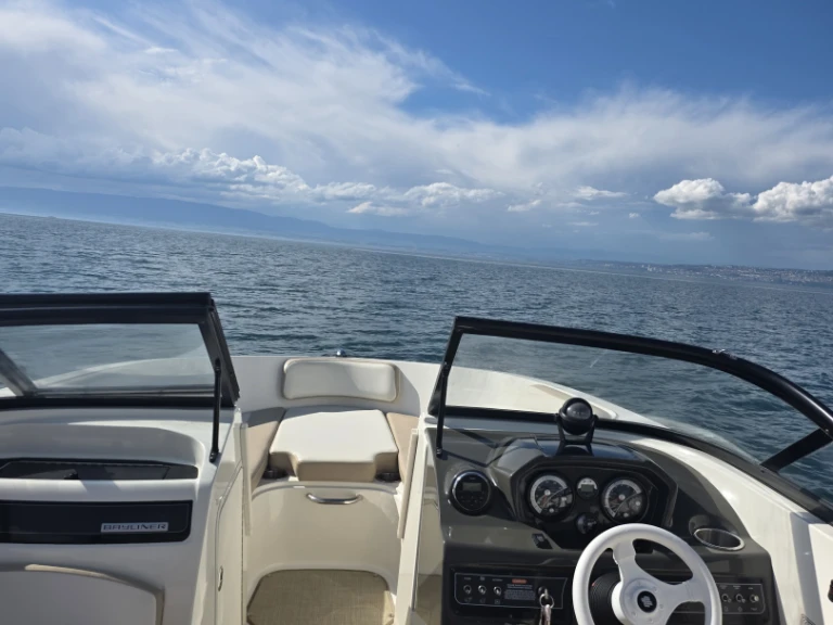 Noleggio Barca a motore a Lugrin – Bayliner VR5