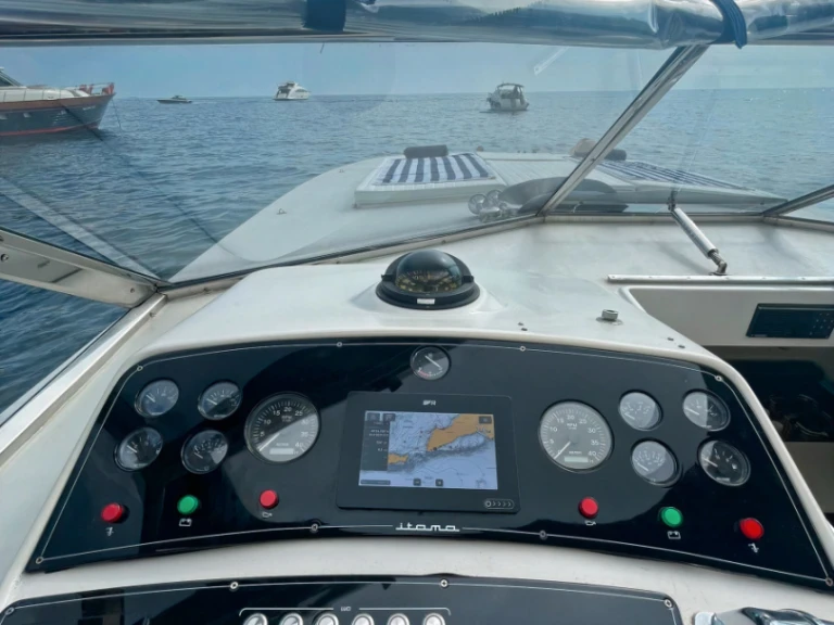 Noleggiare una Itama Itama 38 Open a Ischia