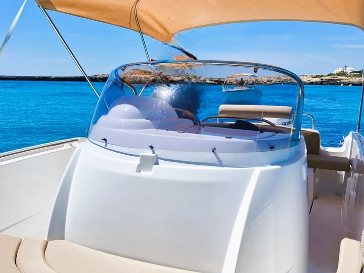 Barca a motore a noleggio a Ciutadella de Menorca al miglior prezzo