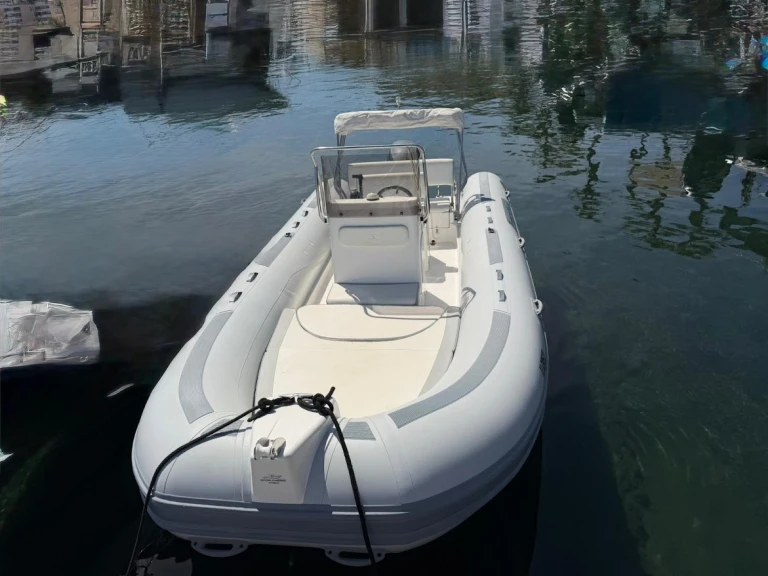 Noleggiare una Capelli Tempest 630 a Port du Lavandou