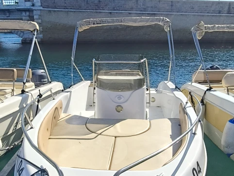 Barca a motore a noleggio a Taranto al miglior prezzo