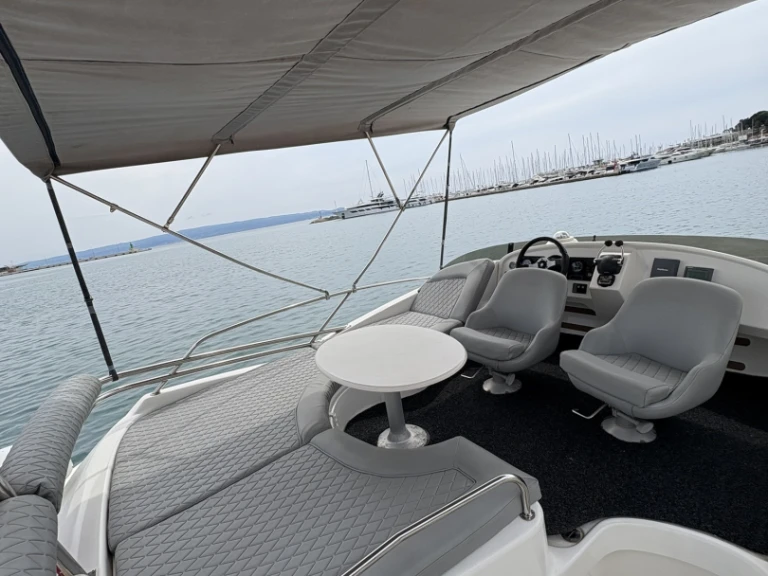 Noleggio barche Jeanneau Prestige 32 Fly a Porto di Spalato su Samboat
