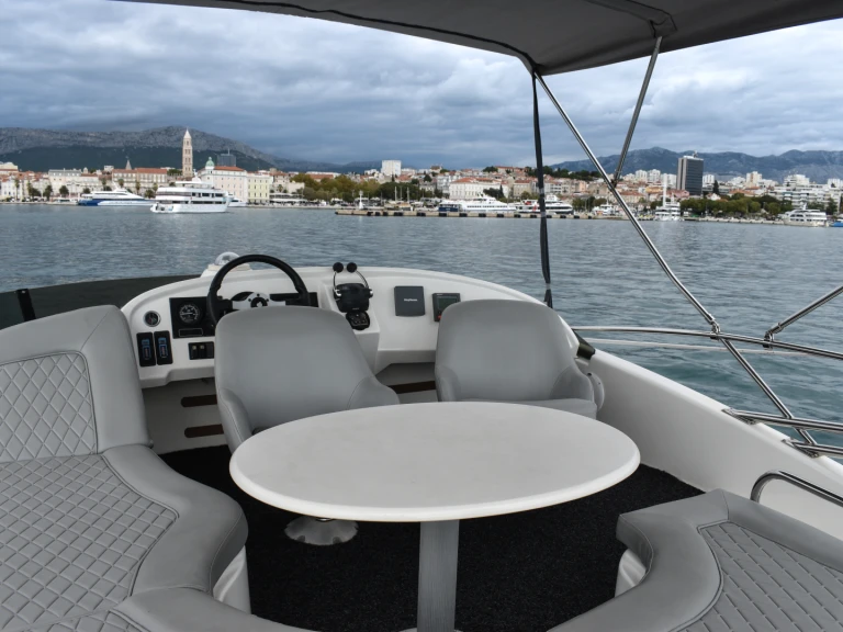 Noleggio Barca a motore Jeanneau con patente nautica