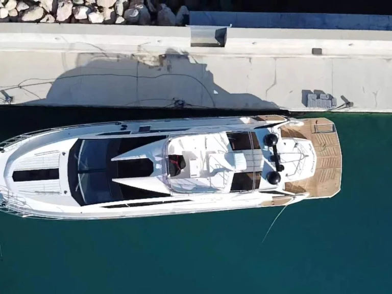 Noleggiare una Galeon Galeon 700 Skydeck - 4 + 1 cab. a Novi