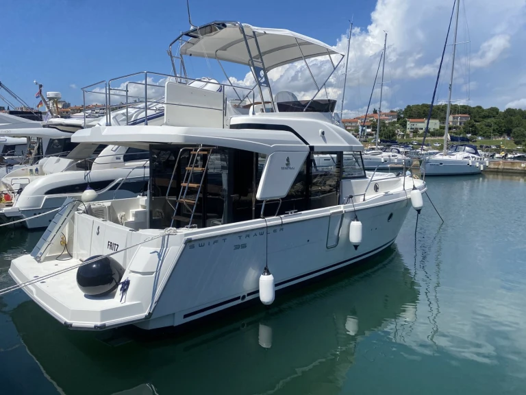 Noleggio a Pola – Bénéteau Swift Trawler 35 su SamBoat