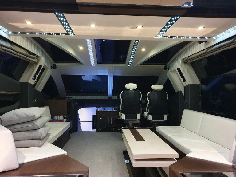 Galeon Galeon 700 Skydeck - 4 + 1 cab. da affittare a  Novi
