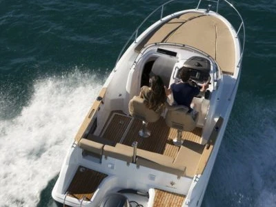 Noleggio Barca a motore Jeanneau con patente nautica