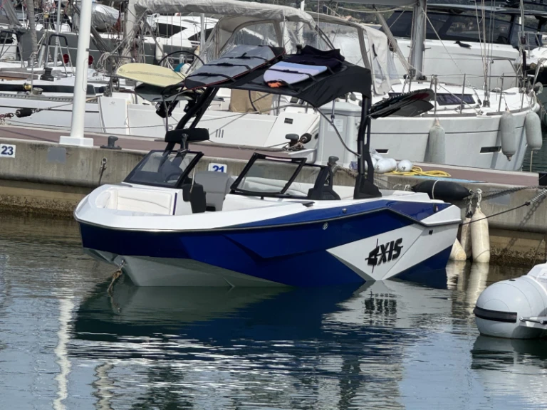 Barca a motore a noleggio a Port des Marines de Cogolin al miglior prezzo
