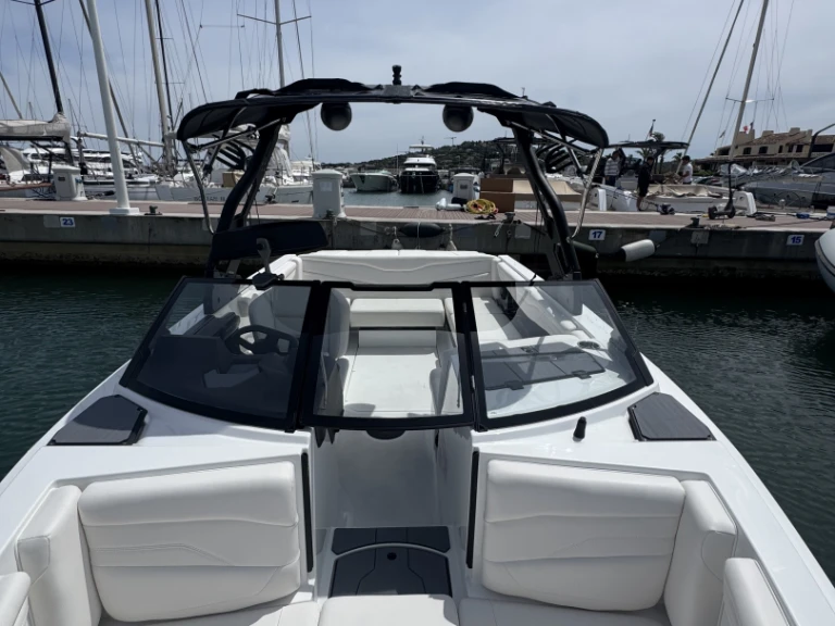 Axis T220 da affittare a  Port des Marines de Cogolin