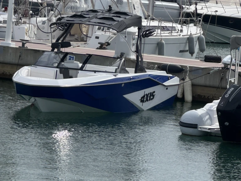 Noleggiare una Axis T220 a Port des Marines de Cogolin