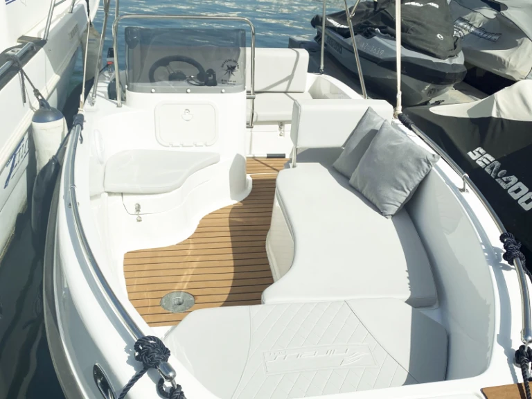 Noleggio Barca a motore Nireus con patente nautica