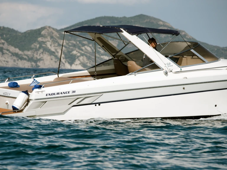 Noleggiare una Cranchi Endurance 31 a Laganás