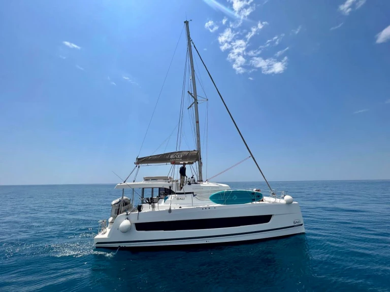 Catamarano a noleggio a Mrčevac al miglior prezzo