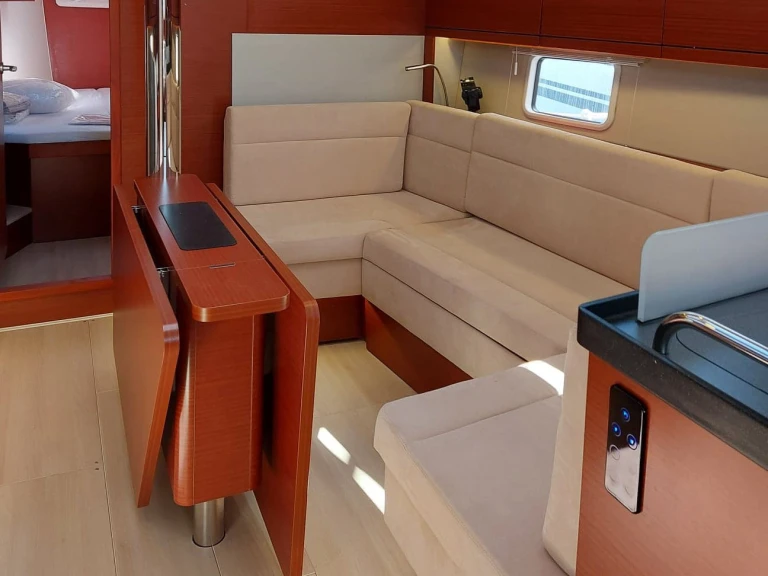 Noleggiare una Hanse Hanse 418 a Lávrio