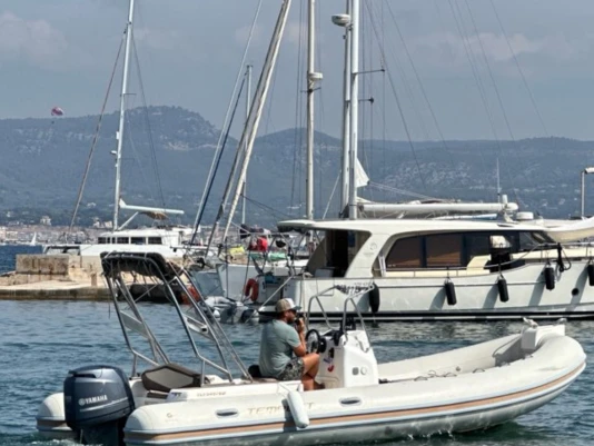 Noleggiare una Capelli Tempest 626 Ivory a Toulon