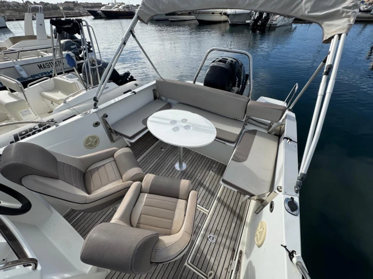Jeanneau Cap Camarat 7.5 WA Serie 2 da affittare a  Empuriabrava