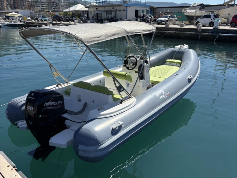 Noleggio a Salerno – Predator 599 su SamBoat