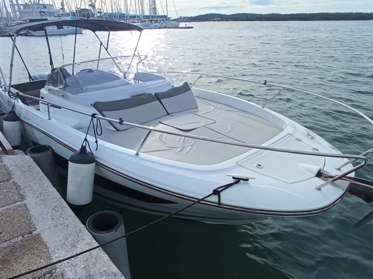 Noleggio barche Jeanneau Cap Camarat 7.5 WA Serie 2 a Pola su Samboat