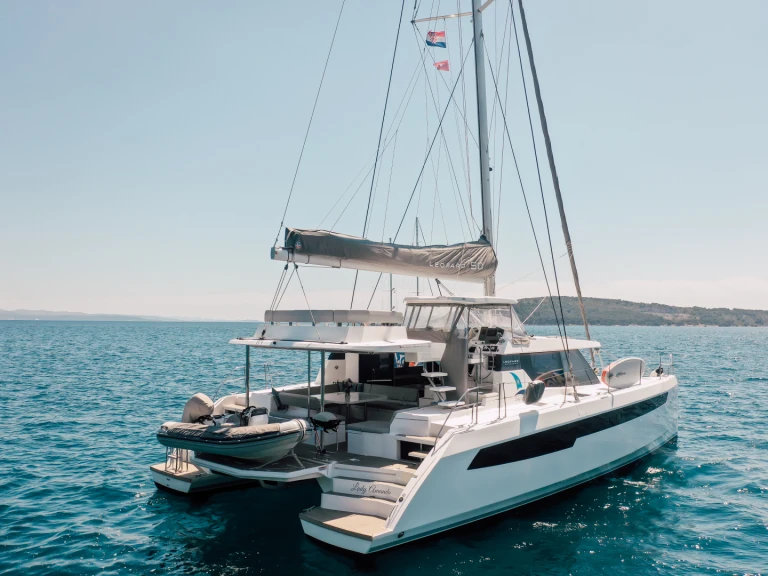 Noleggiare una Leopard Leopard 50 a Jezera