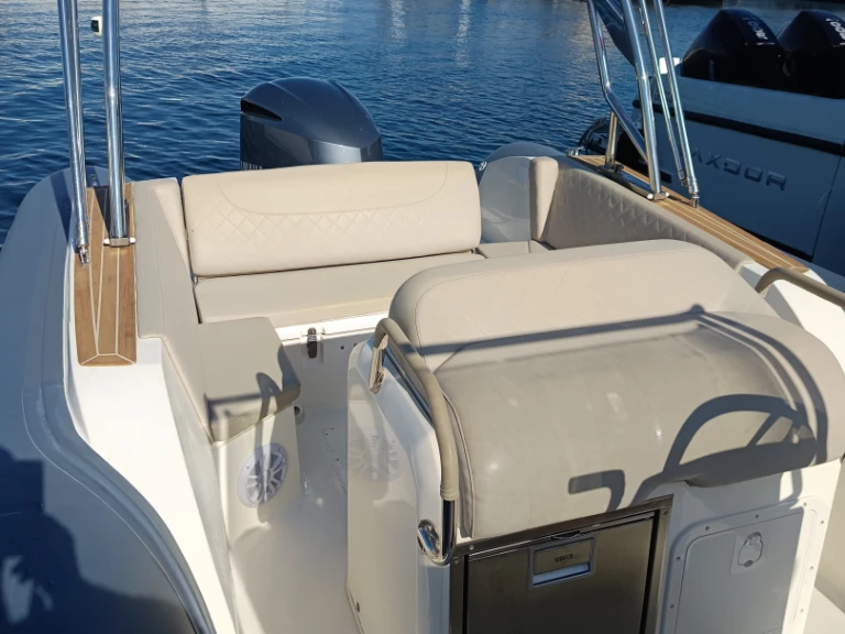 Noleggiare una Capelli Tempest 775 a Ajaccio