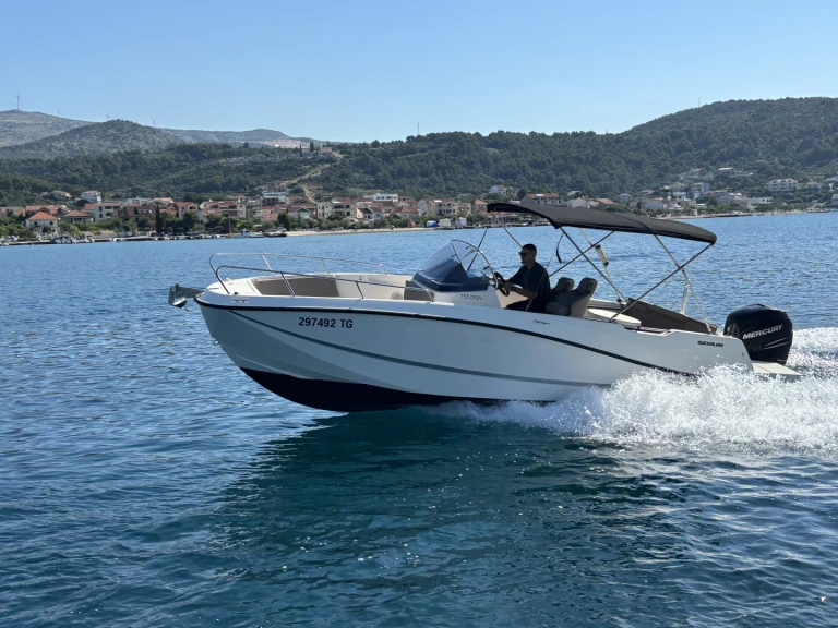 Noleggiare una Quicksilver Activ 755 Open a Trogir
