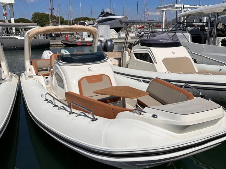 Noleggio barche Zodiac Medline 9 a Cogolin su Samboat