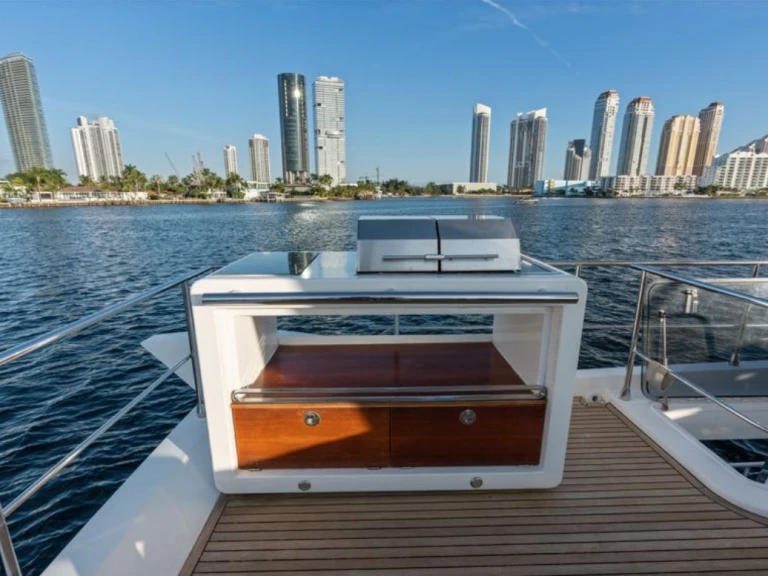 Noleggio Yacht di lusso Azimut con patente nautica