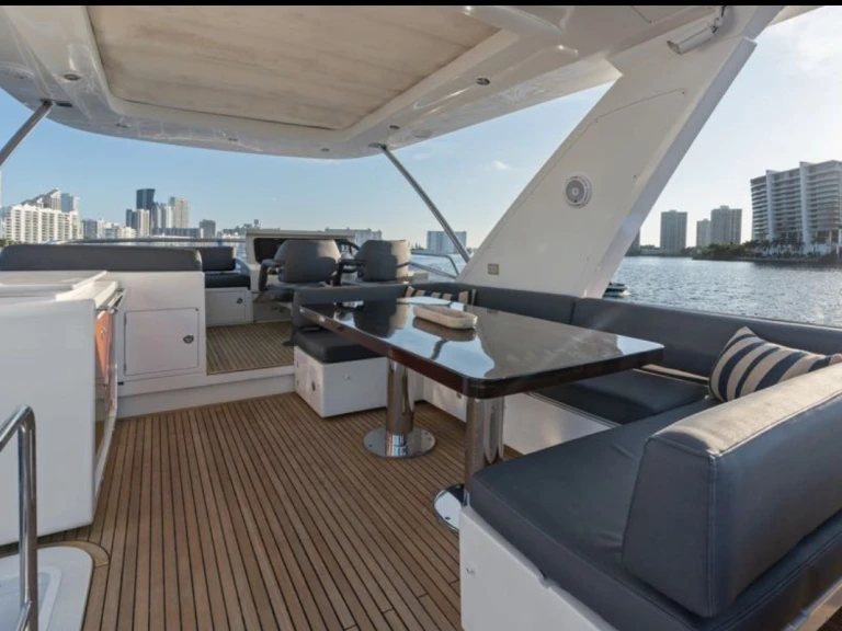 Yacht di lusso a noleggio a Coconut Grove al miglior prezzo