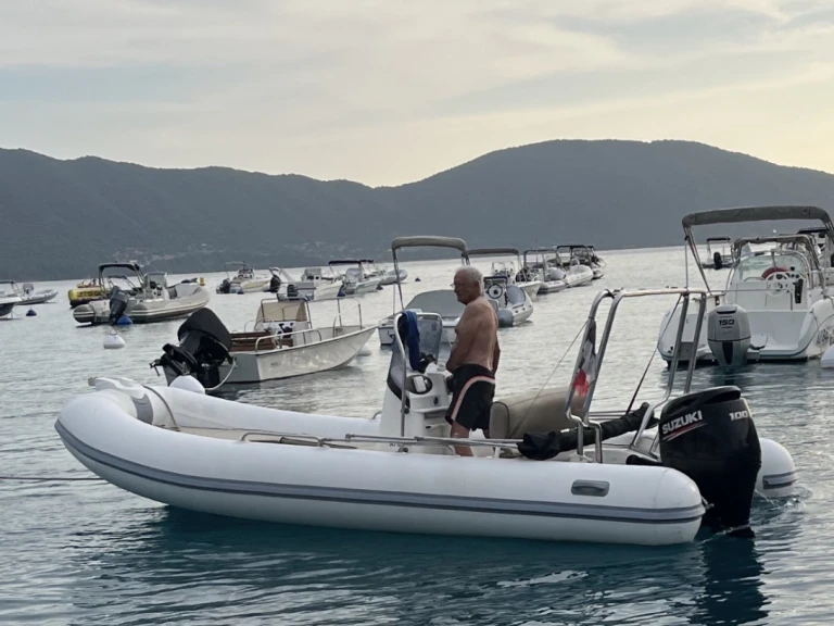 Noleggio Gommone con o senza skipper Zodiac a Golfu di Lava
