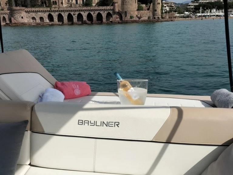Noleggio barche Mandelieu-la-Napoule economico Bayliner 742 Cuddy