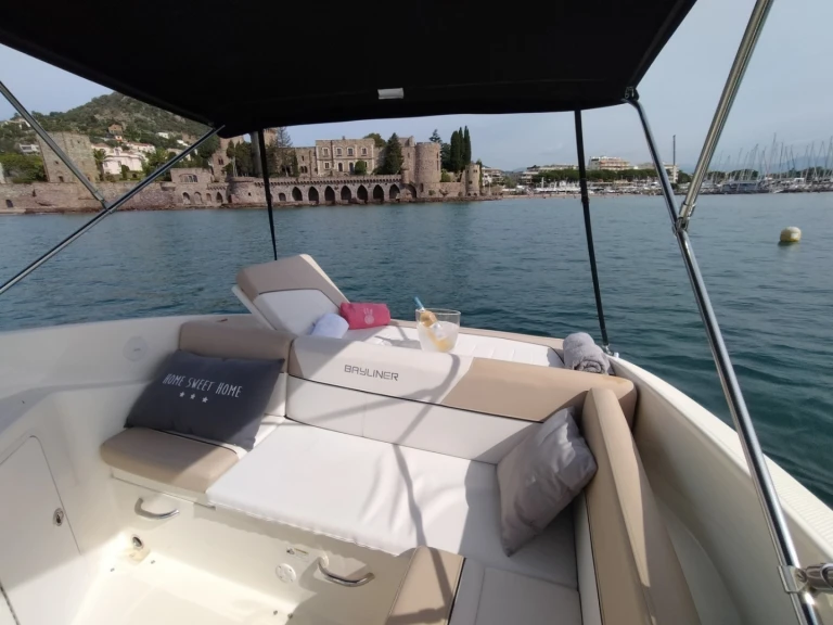 Noleggio Barca a motore a Mandelieu-la-Napoule – Bayliner Bayliner 742 Cuddy