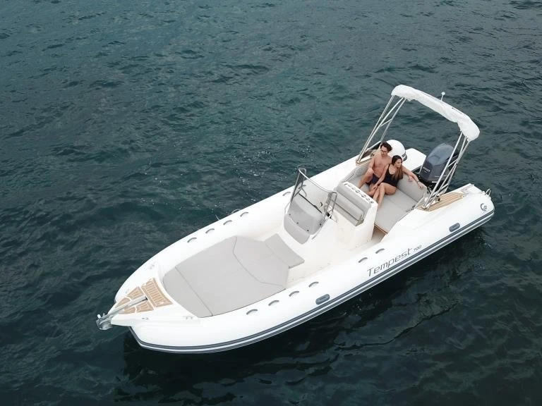 Noleggio barche Marine de Sant'Ambrogio economico Tempest 700 Sun