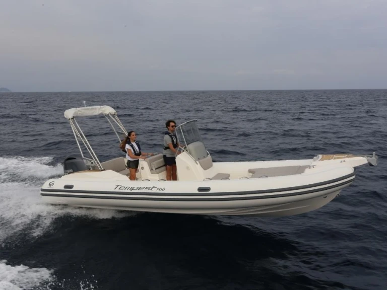 Noleggio Gommone a Marine de Sant'Ambrogio – Capelli Tempest 700 Sun