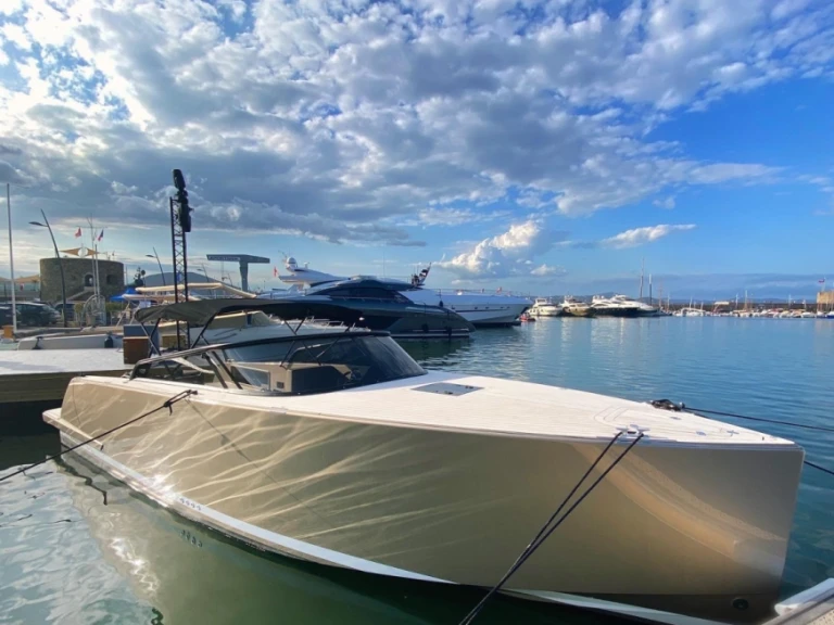 Barca a motore a noleggio a Saint-Tropez al miglior prezzo