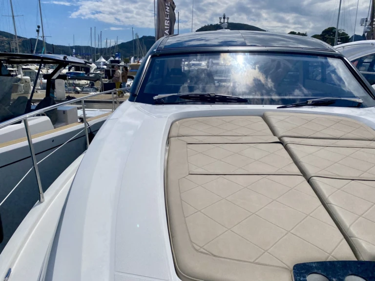 Noleggio barche Fairline Fairline 50 a Port Grimaud su Samboat