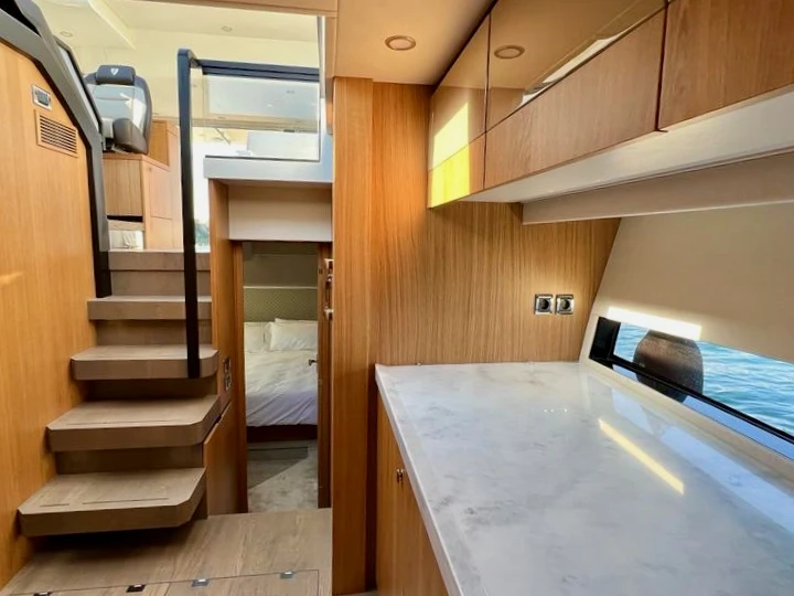 Noleggio Yacht di lusso Fairline con patente nautica