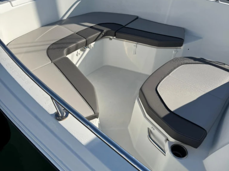 Noleggio Barca a motore Jeanneau con patente nautica