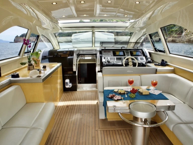 Noleggiare una Riva riva ego 68 a Napoli