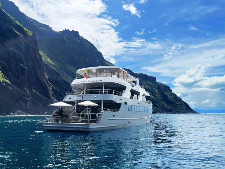 Yacht di lusso a noleggio a Baltra Island al miglior prezzo