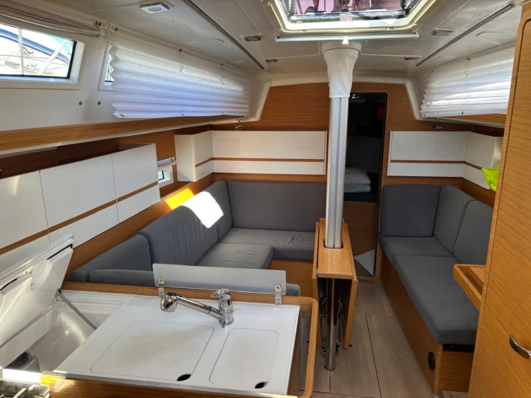 Noleggio barche Elan E4 a Pola su Samboat