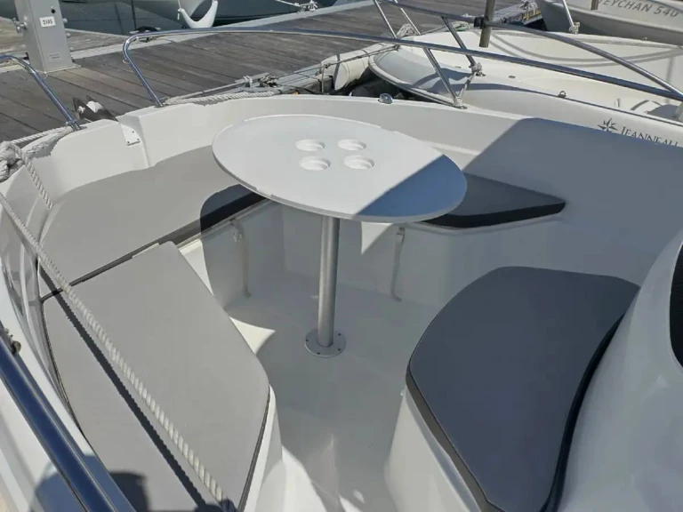 Noleggio Barca a motore Jeanneau con patente nautica