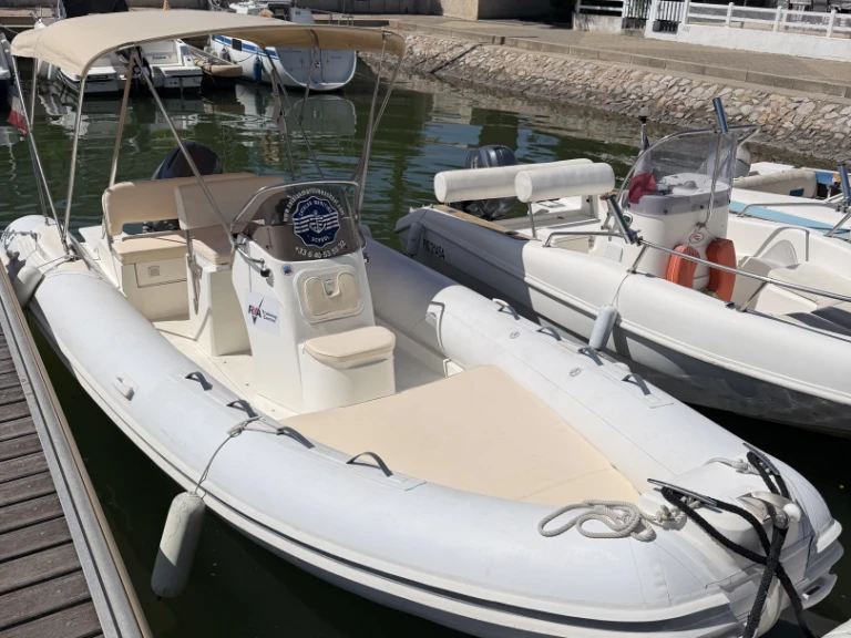 Noleggiare una Nuova Jolly NJ 630 GT a Saint-Cyprien
