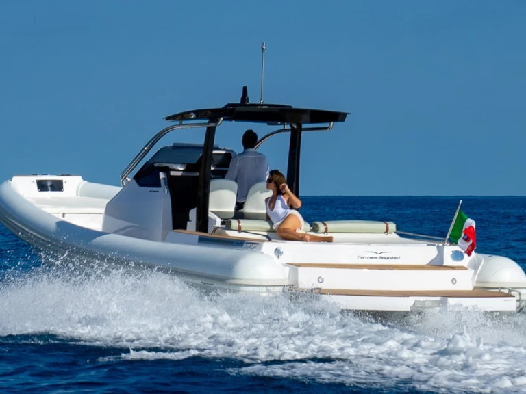 Noleggiare una Magazzu MX 11 Coupé a Poltu Quatu